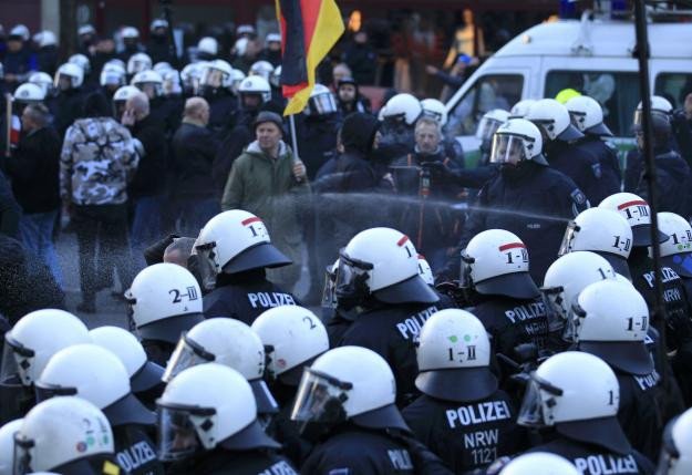 Συμπλοκές στην Κολωνία -Ακροδεξιοί πέταξαν μπουκάλια μπίρας και καπνογόνα στους αστυνομικούς [εικόνες] | iefimerida.gr 3