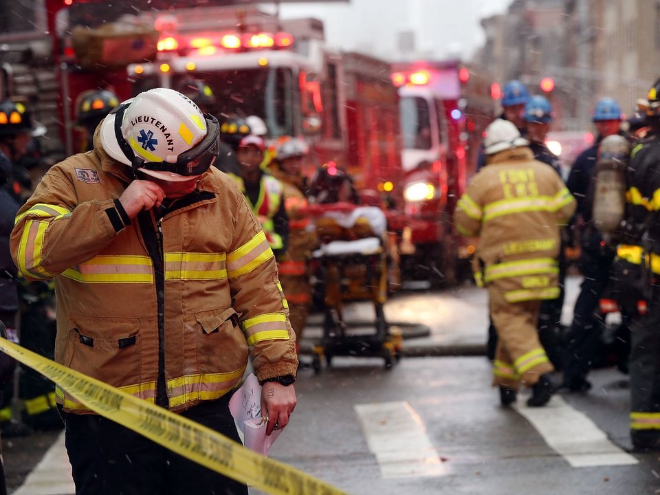 Επεσε γερανός στη Νέα Υόρκη: Ενας νεκρός, δυο σοβαρά τραυματίες [εικόνες & βίντεο]  | iefimerida.gr 3