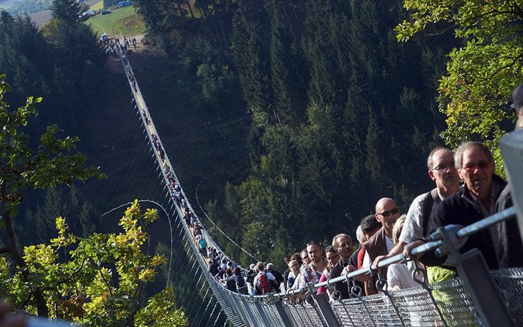 Η μεγαλύτερη κρεμαστή γέφυρα της Γερμανίας έχει μήκος 370 μέτρα [εικόνες]  | iefimerida.gr 4