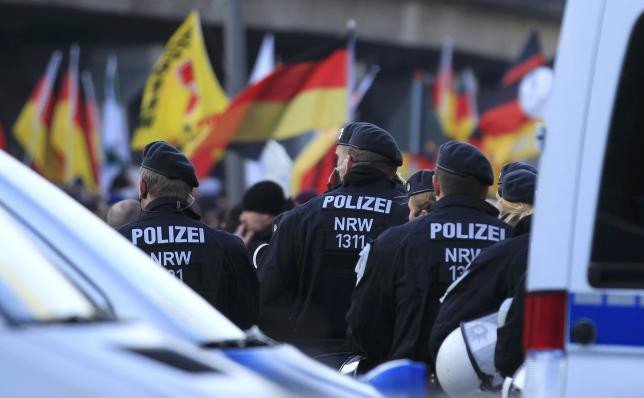 Συμπλοκές στην Κολωνία -Ακροδεξιοί πέταξαν μπουκάλια μπίρας και καπνογόνα στους αστυνομικούς [εικόνες] | iefimerida.gr 5