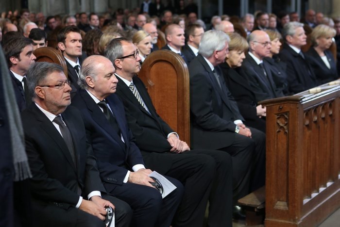 Η Ανγκελα Μέρκελ στο μνημόσυνο για τα θύματα της πτήσης της Germanwings  [εικόνες] | iefimerida.gr 4