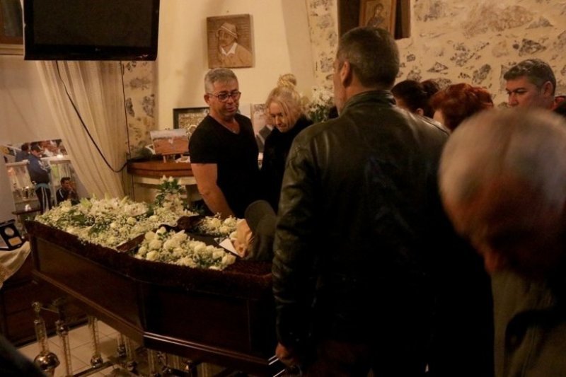 Σήμερα το τελευταίο αντίο στον Ευγένιο Γκέραρντ -Σε λαϊκό προσκύνημα η σορός του [εικόνες] | iefimerida.gr 0