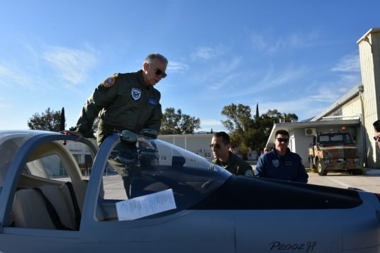 Ο αρχηγός ΓΕΑ έκανε πτήση με το νέο εκπαιδευτικό αεροσκάφος