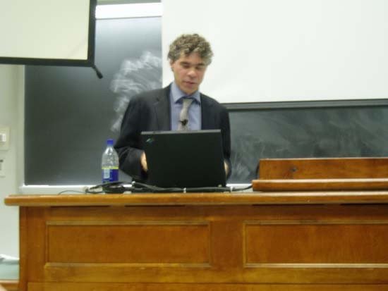 Ενας νέος οικονομολόγος στο ΥΠΟΙΚ -Κι αυτός ειδικός στη θεωρία παιγνίων! [εικόνες] | iefimerida.gr 1