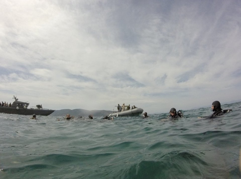 Ο αρχηγός ΓΕΕΘΑ ξανά σε δράση -Επεσε από Σινούκ, βούτηξε με βατραχανθρώπους [εικόνες] | iefimerida.gr 0