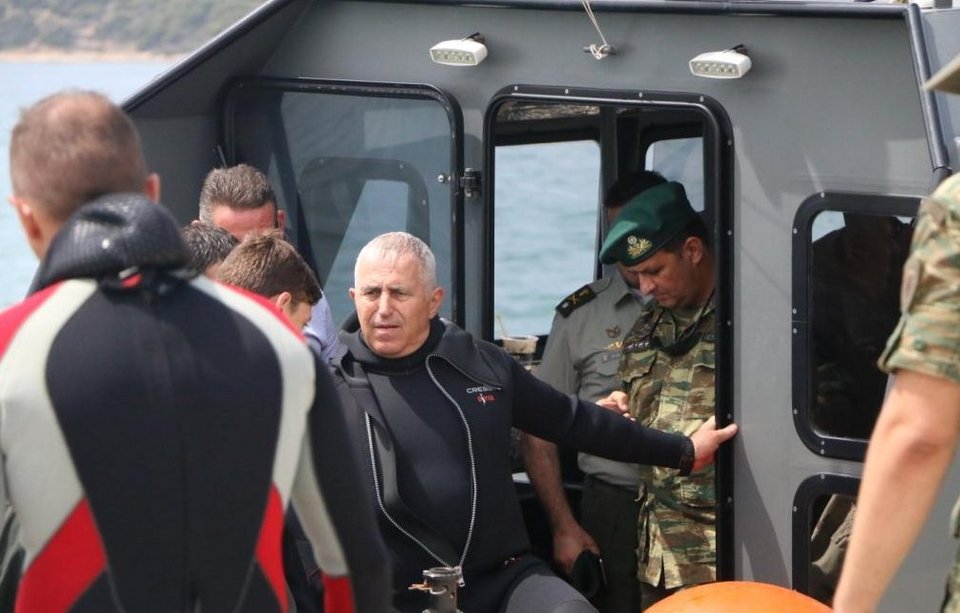 Ο αρχηγός ΓΕΕΘΑ ξανά σε δράση -Επεσε από Σινούκ, βούτηξε με βατραχανθρώπους [εικόνες] | iefimerida.gr 4