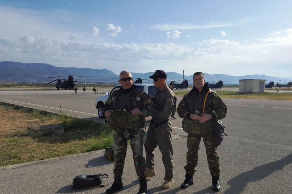 Ο αρχηγός ΓΕΕΘΑ ξανά σε δράση -Επεσε από Σινούκ, βούτηξε με βατραχανθρώπους [εικόνες] | iefimerida.gr 5