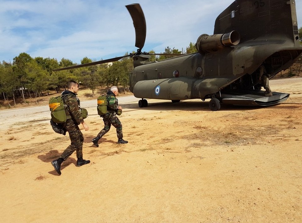 Ο αρχηγός ΓΕΕΘΑ ξανά σε δράση -Επεσε από Σινούκ, βούτηξε με βατραχανθρώπους [εικόνες] | iefimerida.gr 6