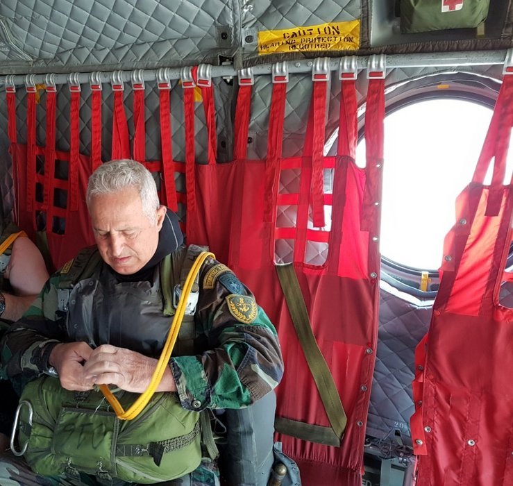 Ο αρχηγός ΓΕΕΘΑ ξανά σε δράση -Επεσε από Σινούκ, βούτηξε με βατραχανθρώπους [εικόνες] | iefimerida.gr 7