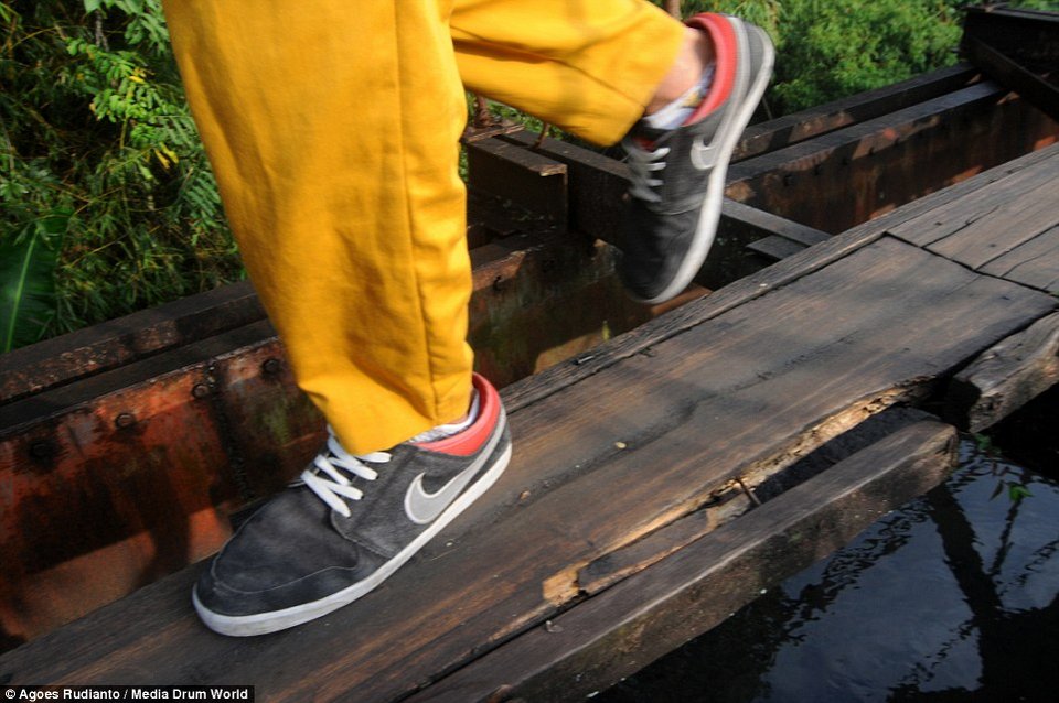 Επικίνδυνες αποστολές - Παιδιά διασχίζουν γέφυρα ύψους 30μ. για να πάνε σχολείο [εικόνες] | iefimerida.gr 3