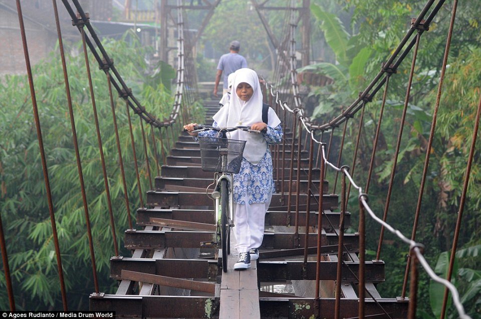 Επικίνδυνες αποστολές - Παιδιά διασχίζουν γέφυρα ύψους 30μ. για να πάνε σχολείο [εικόνες] | iefimerida.gr 4