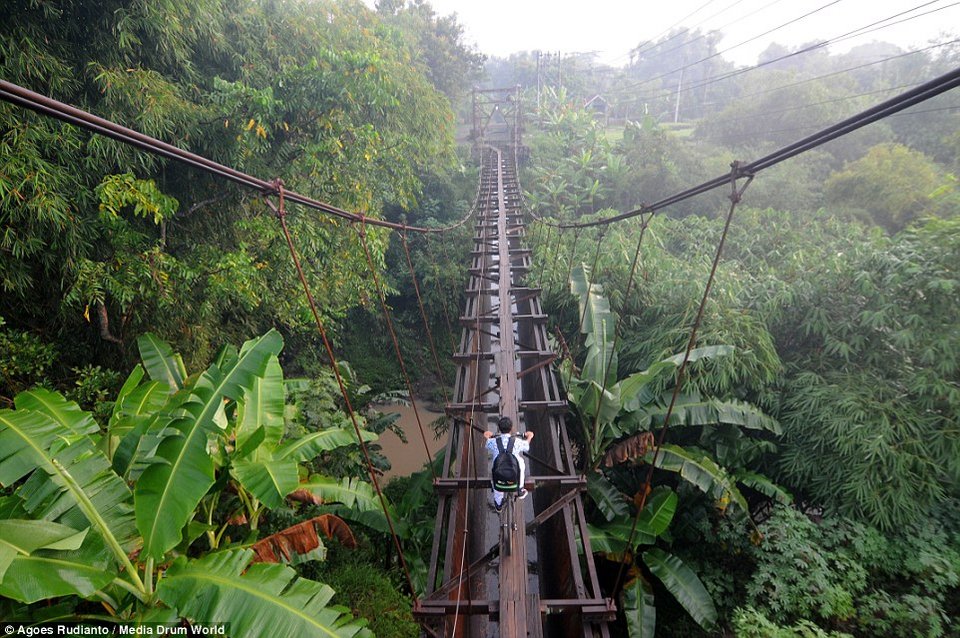 Επικίνδυνες αποστολές - Παιδιά διασχίζουν γέφυρα ύψους 30μ. για να πάνε σχολείο [εικόνες] | iefimerida.gr 5