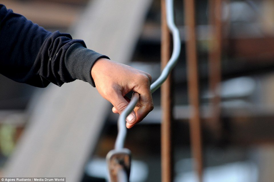 Επικίνδυνες αποστολές - Παιδιά διασχίζουν γέφυρα ύψους 30μ. για να πάνε σχολείο [εικόνες] | iefimerida.gr 8