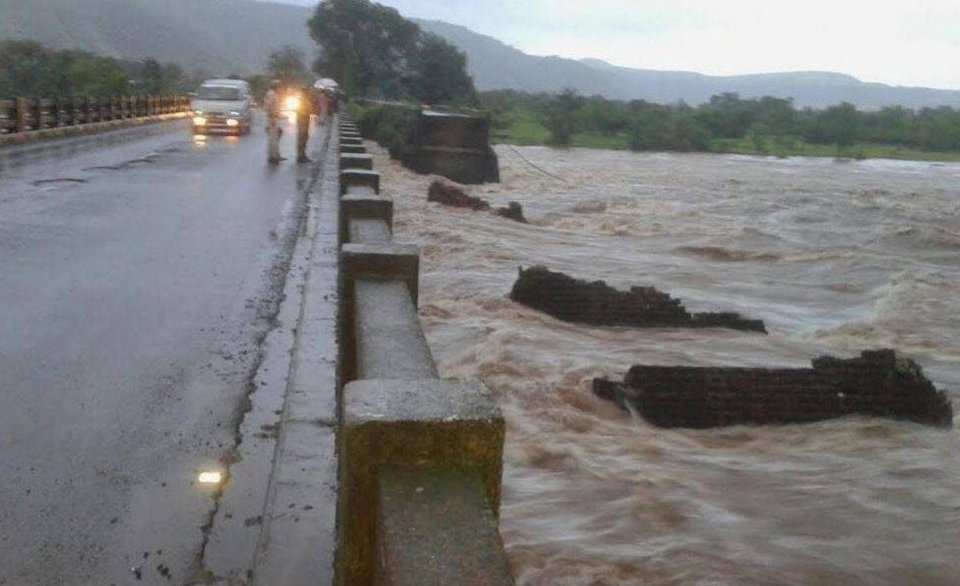Κατέρρευσε γέφυρα στην Ινδία – Αγνοούνται 22 άνθρωποι [εικόνα] | iefimerida.gr 0