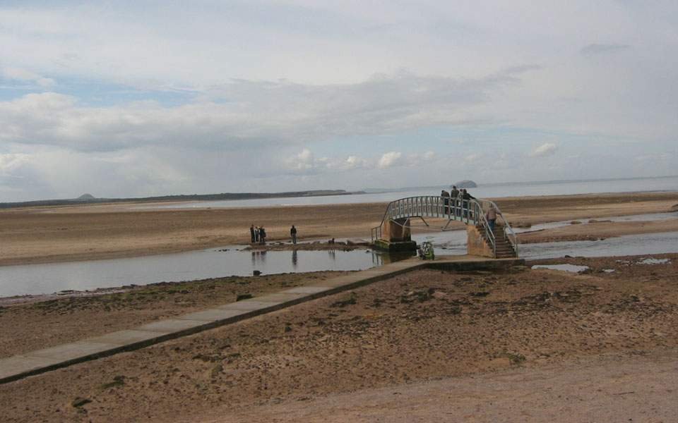 Υπάρχει μία γέφυρα στην Σκωτία που δεν οδηγεί πουθενά- Σκηνικό για ταινία [εικόνες] | iefimerida.gr 0