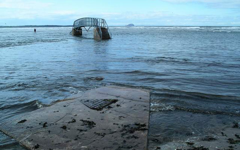 Υπάρχει μία γέφυρα στην Σκωτία που δεν οδηγεί πουθενά- Σκηνικό για ταινία [εικόνες] | iefimerida.gr 1