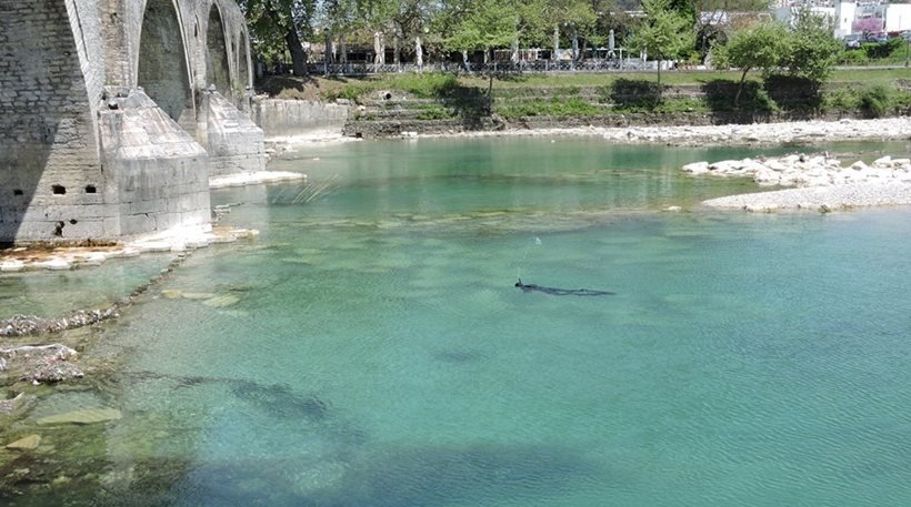 Δύτης βουτά και φωτογραφίζει τα βάθρα του θρυλικού γεφυριού της Αρτας [εικόνες] | iefimerida.gr 4