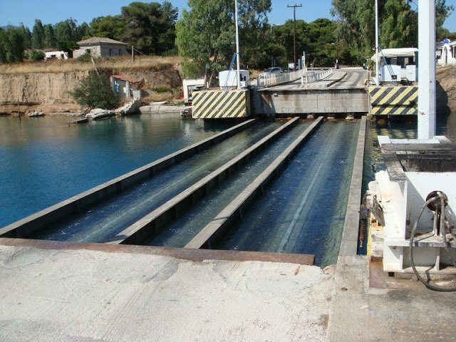 Βυθιζόμενη γέφυρα στην Κόρινθο μαγεύει τους επισκέπτες - Χάνεται για να περάσουν πλοία - Αναδύεται για τα ΙΧ [βίντεο & εικόνες] | iefimerida.gr 0