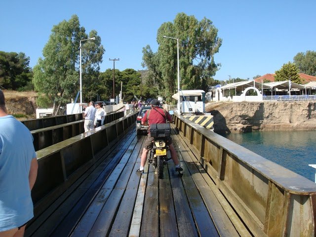 Βυθιζόμενη γέφυρα στην Κόρινθο μαγεύει τους επισκέπτες - Χάνεται για να περάσουν πλοία - Αναδύεται για τα ΙΧ [βίντεο & εικόνες] | iefimerida.gr 3