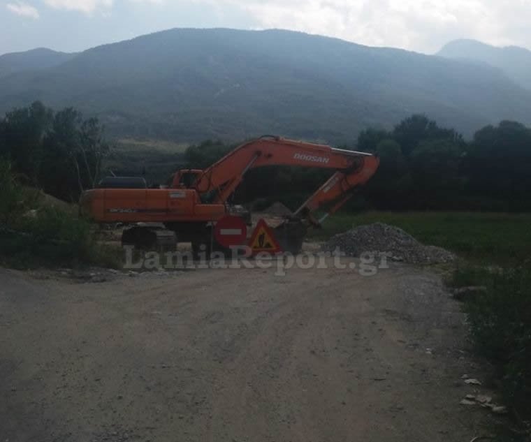 Εκλεισαν γέφυρα στη Λαμία για να κάνουν πλάκα -Ταλαιπωρία για τους οδηγούς [εικόνες] | iefimerida.gr 1