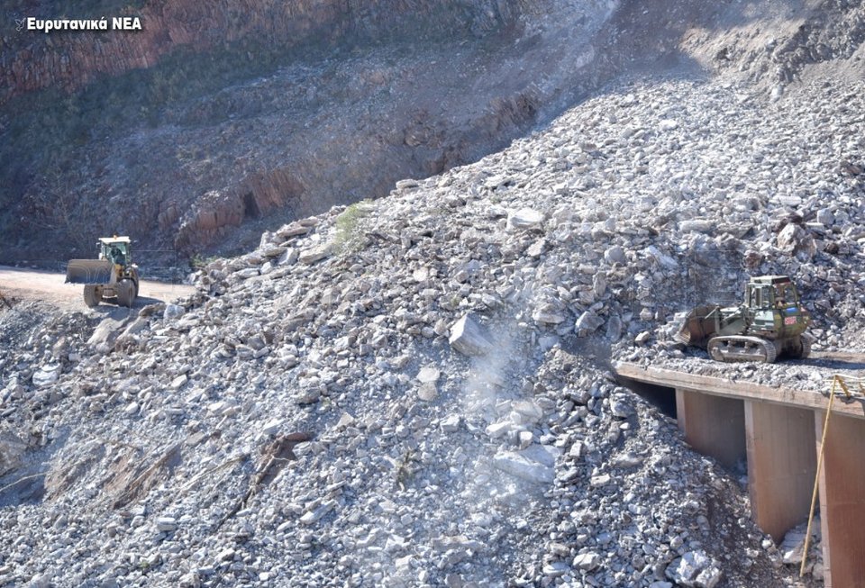 Κατέβηκε το βουνό στην Ευρυτανία -Κόπηκε στα δύο γέφυρα μεταξύ Καρπενησίου-Αγρινίου [εικόνες]  | iefimerida.gr 0