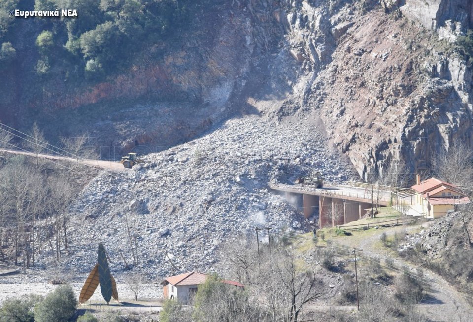 Κατέβηκε το βουνό στην Ευρυτανία -Κόπηκε στα δύο γέφυρα μεταξύ Καρπενησίου-Αγρινίου [εικόνες]  | iefimerida.gr 1