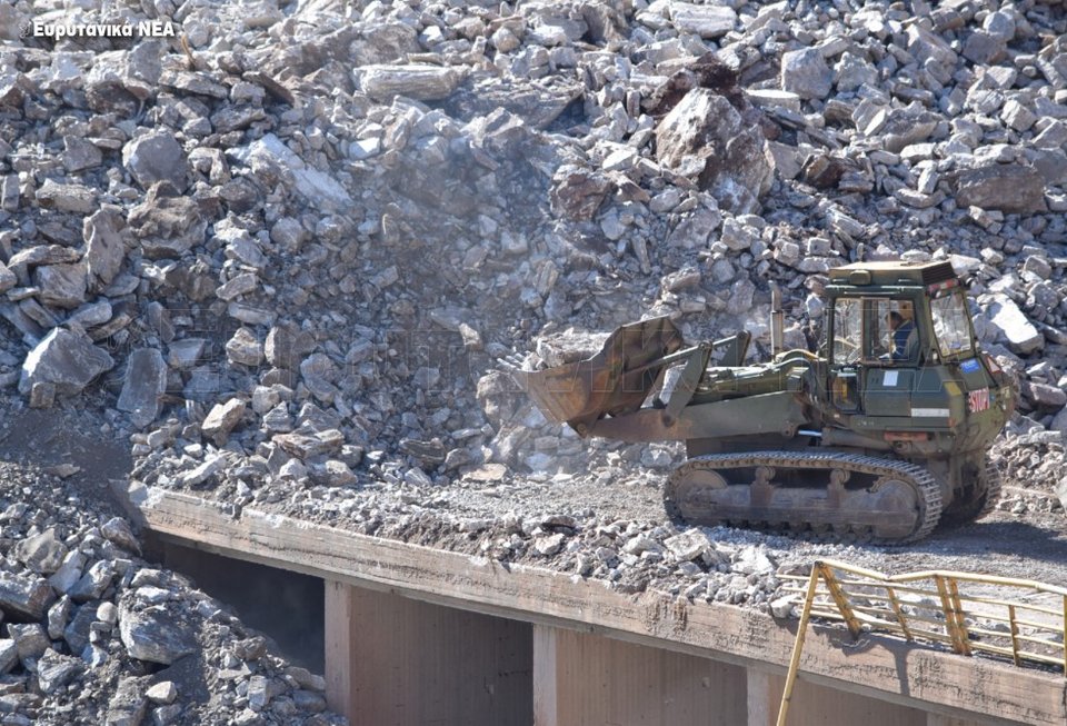 Κατέβηκε το βουνό στην Ευρυτανία -Κόπηκε στα δύο γέφυρα μεταξύ Καρπενησίου-Αγρινίου [εικόνες]  | iefimerida.gr 2