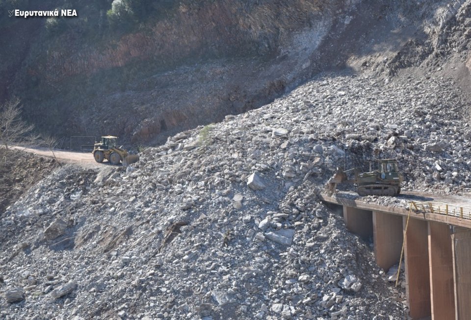 Κατέβηκε το βουνό στην Ευρυτανία -Κόπηκε στα δύο γέφυρα μεταξύ Καρπενησίου-Αγρινίου [εικόνες]  | iefimerida.gr 3