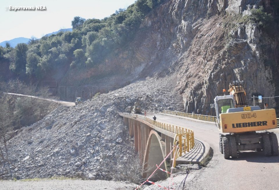Κατέβηκε το βουνό στην Ευρυτανία -Κόπηκε στα δύο γέφυρα μεταξύ Καρπενησίου-Αγρινίου [εικόνες]  | iefimerida.gr 4