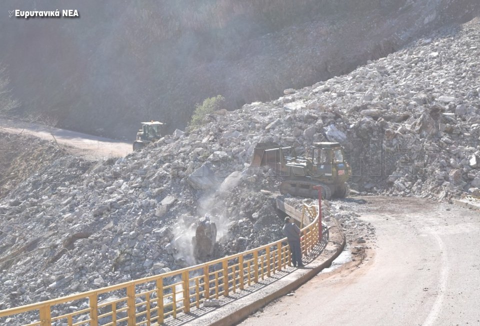 Κατέβηκε το βουνό στην Ευρυτανία -Κόπηκε στα δύο γέφυρα μεταξύ Καρπενησίου-Αγρινίου [εικόνες]  | iefimerida.gr 5
