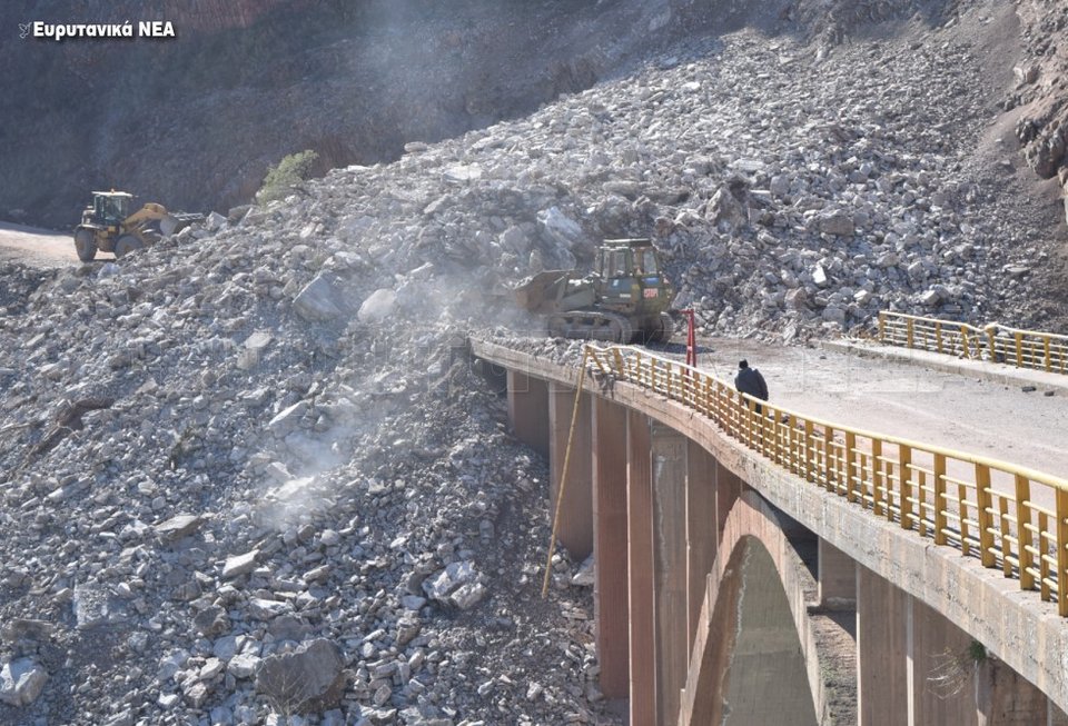 Κατέβηκε το βουνό στην Ευρυτανία -Κόπηκε στα δύο γέφυρα μεταξύ Καρπενησίου-Αγρινίου [εικόνες]  | iefimerida.gr 6