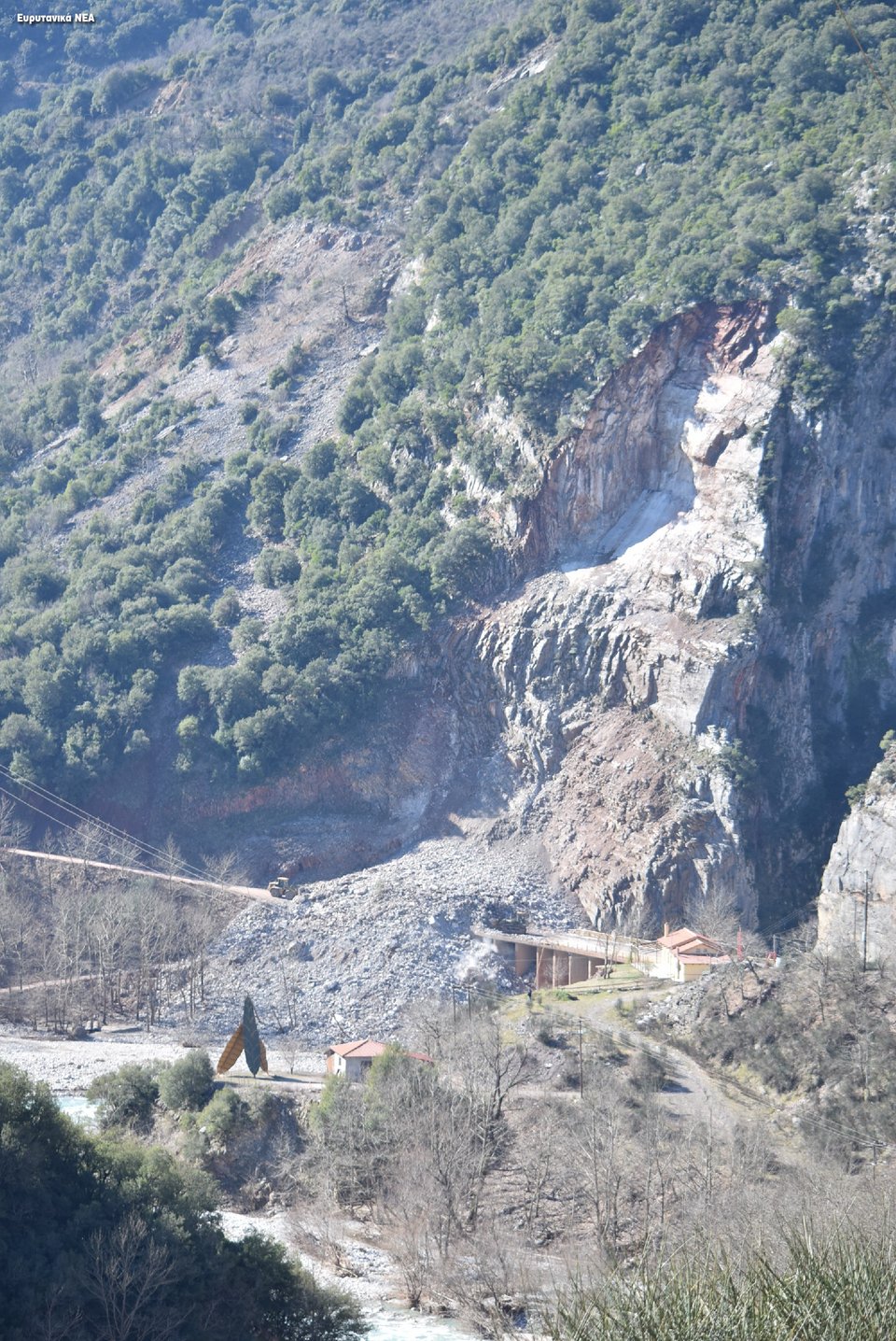 Κατέβηκε το βουνό στην Ευρυτανία -Κόπηκε στα δύο γέφυρα μεταξύ Καρπενησίου-Αγρινίου [εικόνες]  | iefimerida.gr 7