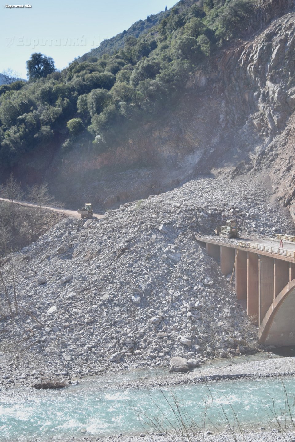 Κατέβηκε το βουνό στην Ευρυτανία -Κόπηκε στα δύο γέφυρα μεταξύ Καρπενησίου-Αγρινίου [εικόνες]  | iefimerida.gr 8