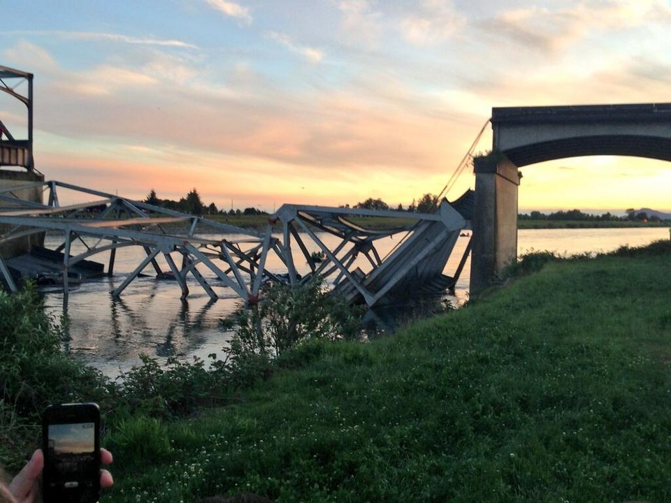 Γιατί καταρρέουν οι γέφυρες στις ΗΠΑ - Χθες στην Ουάσινγκτον, το 2007 στη Μινεσότα [εικόνες] | iefimerida.gr 1