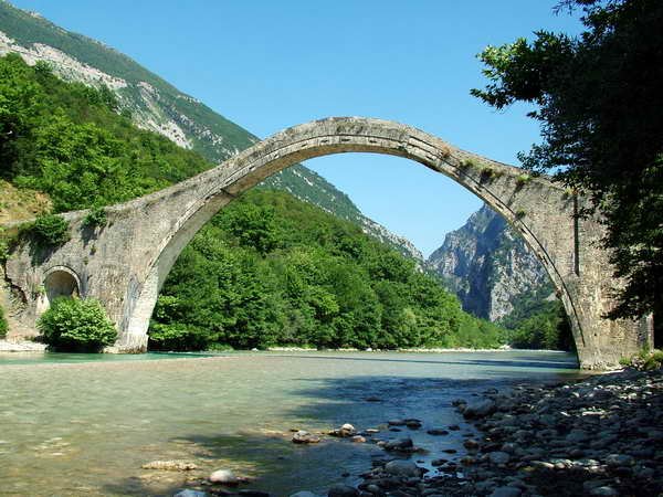 Η κακοκαιρία γκρέμισε το ιστορικό γεφύρι της Πλάκας στην Αρτα [εικόνες] | iefimerida.gr 1