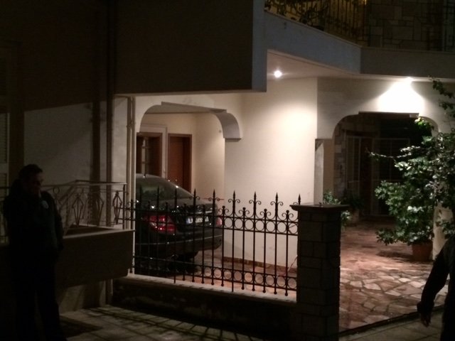 Επίθεση με γκαζάκια σε σπίτι Ταξίαρχου της Αστυνομίας [εικόνες] | iefimerida.gr 1