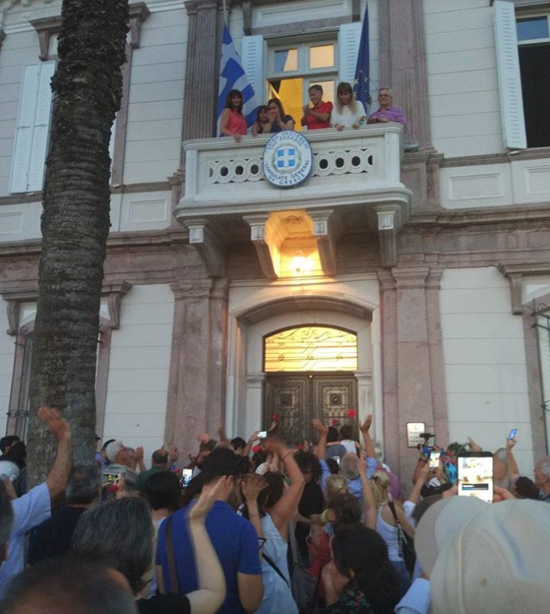 Υπάλληλοι του προξενείου υποδέχονται με χειροκροτήματα τους διαδηλωτές