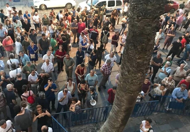 Πολύς κόσμος συγκεντρώθηκε από νωρίς το απόγευμα έξω από το Προξενείο