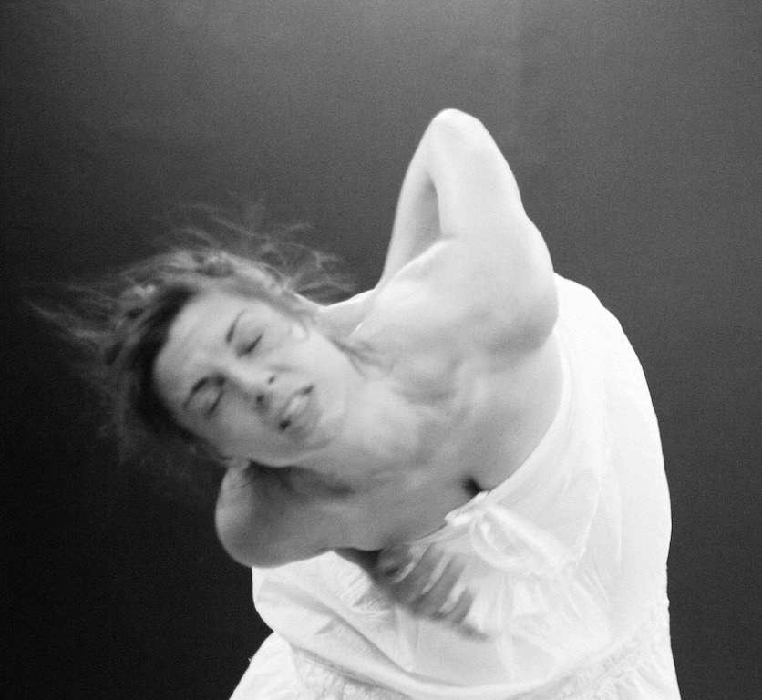 Βρετανίδα δεν άντεχε να είναι άλλο μόνη και παντρεύτηκε τον εαυτό της [εικόνες+βίντεο] | iefimerida.gr 3