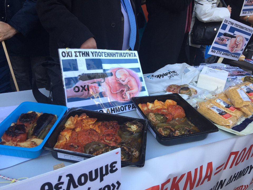 Οι τρίτεκνοι πήγαν ταψιά με γεμιστά στη Θεανώ Φωτίου [εικόνες] | iefimerida.gr 0