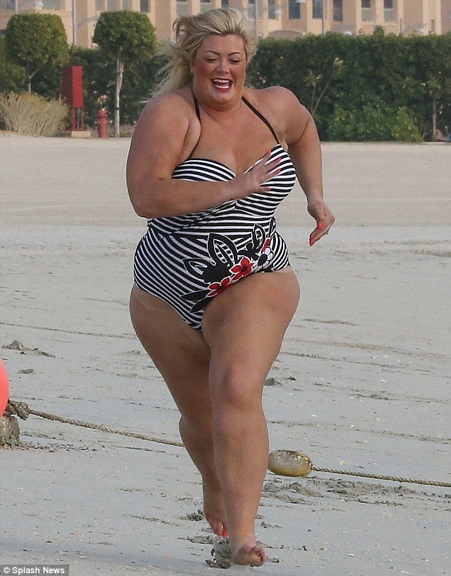 Ακομπλεξάριστη: Η νεαρή που δήλωσε ότι το σώμα της είναι «αηδιαστικό» χοροπηδάει στην παραλία [εικόνες] | iefimerida.gr 1