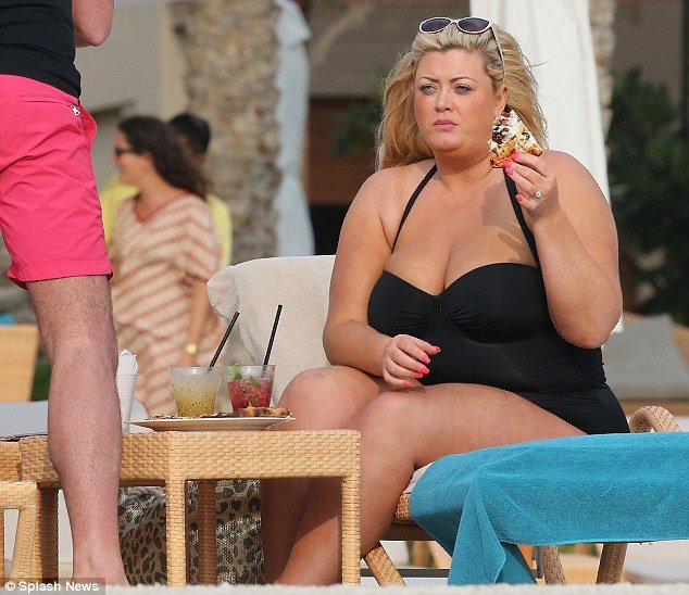 Ακομπλεξάριστη: Η νεαρή που δήλωσε ότι το σώμα της είναι «αηδιαστικό» χοροπηδάει στην παραλία [εικόνες] | iefimerida.gr 3