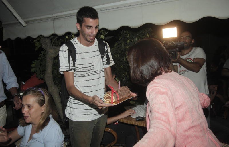 Γενέθλια στη σκιά της δημοπρασίας -Δημοσιογράφος έσβησε κεράκια περιμένοντας τις τηλεοπτικές άδειες [εικόνες] | iefimerida.gr 1