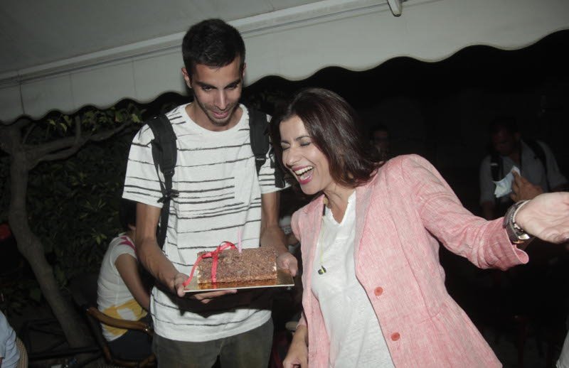 Γενέθλια στη σκιά της δημοπρασίας -Δημοσιογράφος έσβησε κεράκια περιμένοντας τις τηλεοπτικές άδειες [εικόνες] | iefimerida.gr 2