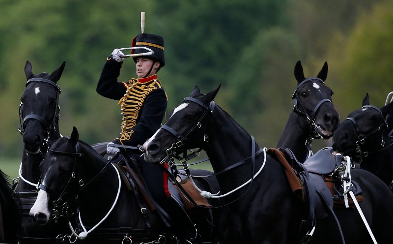 Κανονιοβολισμοί στο Λονδίνο για τα 91α γενέθλια της βασίλισσας Ελισάβετ -Πήγε με τιρκουάζ καπέλο με λουλουδάκια [εικόνες] | iefimerida.gr 0