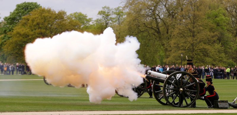 Κανονιοβολισμοί στο Λονδίνο για τα 91α γενέθλια της βασίλισσας Ελισάβετ -Πήγε με τιρκουάζ καπέλο με λουλουδάκια [εικόνες] | iefimerida.gr 1