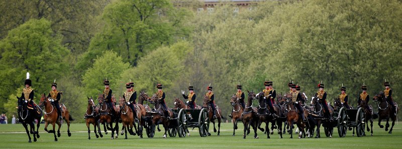 Κανονιοβολισμοί στο Λονδίνο για τα 91α γενέθλια της βασίλισσας Ελισάβετ -Πήγε με τιρκουάζ καπέλο με λουλουδάκια [εικόνες] | iefimerida.gr 2