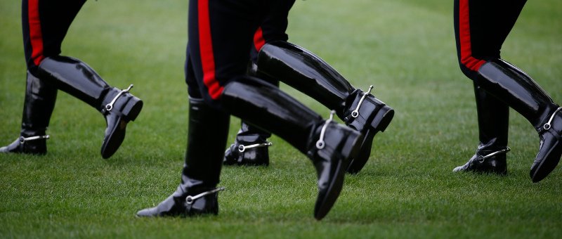 Κανονιοβολισμοί στο Λονδίνο για τα 91α γενέθλια της βασίλισσας Ελισάβετ -Πήγε με τιρκουάζ καπέλο με λουλουδάκια [εικόνες] | iefimerida.gr 3