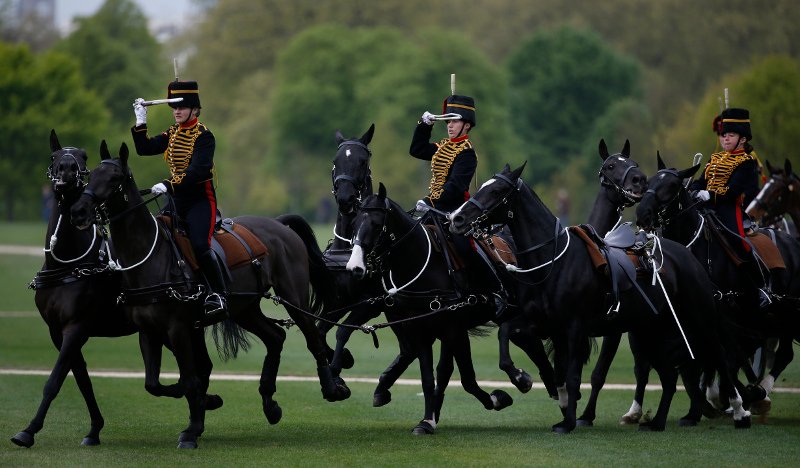 Κανονιοβολισμοί στο Λονδίνο για τα 91α γενέθλια της βασίλισσας Ελισάβετ -Πήγε με τιρκουάζ καπέλο με λουλουδάκια [εικόνες] | iefimerida.gr 4