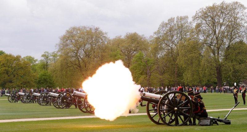 Κανονιοβολισμοί στο Λονδίνο για τα 91α γενέθλια της βασίλισσας Ελισάβετ -Πήγε με τιρκουάζ καπέλο με λουλουδάκια [εικόνες] | iefimerida.gr 5